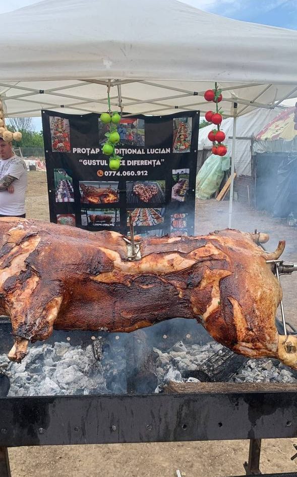 Porc întreg la proțap cu bannerul Proțap Tradițional Lucian