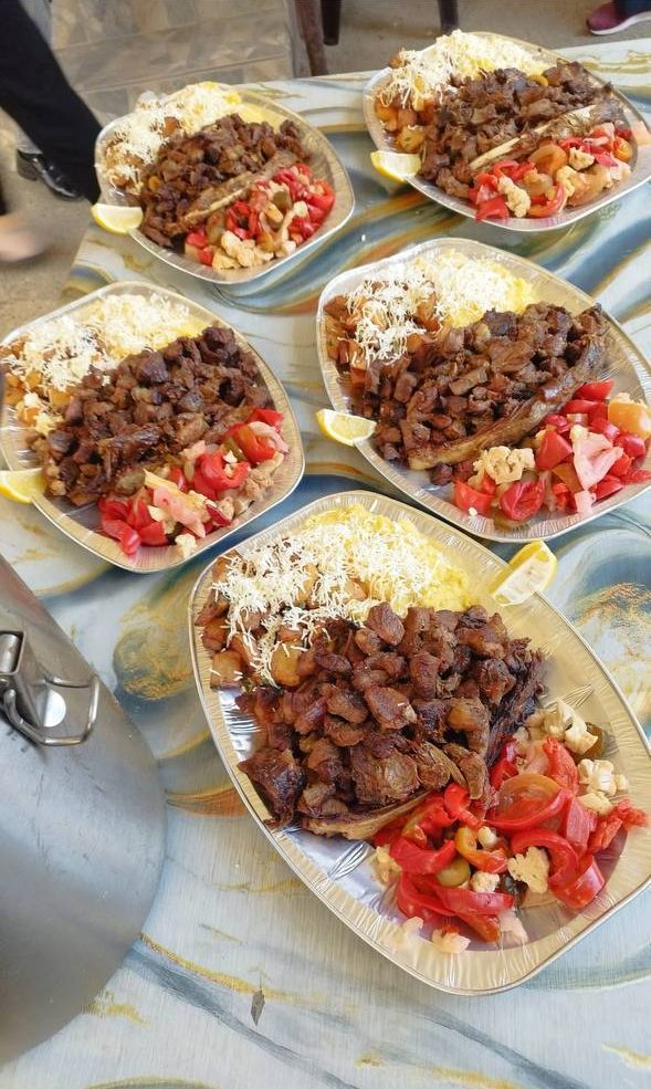 Platouri cu carne la proțap, brânză și legume servite la eveniment