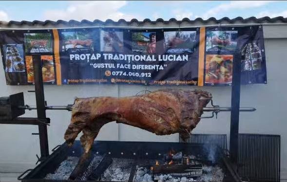 Porc la proțap în fața bannerului Gustul face diferența